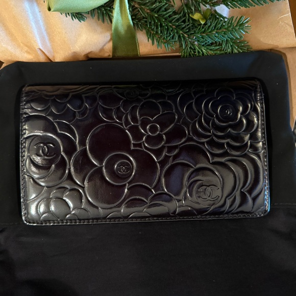 Authentic Chanel Lambskin Camellia Long Wallet - excellent condition - Picture 4 of 7